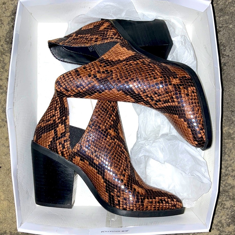 *NWT Steve Madden Brown SnakeSkin Booties (7.5) W